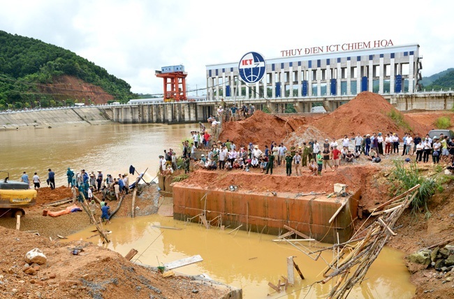 Vụ sập cầu ở Tuyên Quang