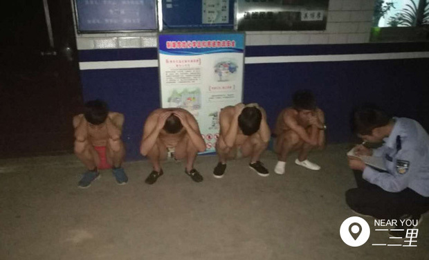 Hình phạt công ty dành cho 4 chàng trai là cởi trần mặc quần lót ra đường. Ảnh: Weibo