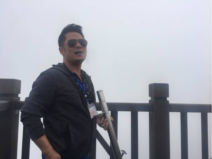 Bằng Kiều mang điếu cày lên đỉnh Fansipan ngồi hút thuốc lào