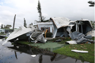 Siêu bão Irma quét qua, bang Florida sầm uất trở nên hoang tàn như ngày tận thế