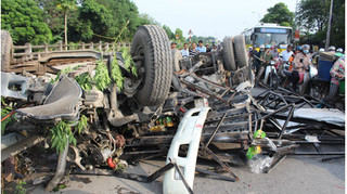 Xác định được nguyên nhân vụ tàu hỏa đâm nát xe tải ở Hà Nội