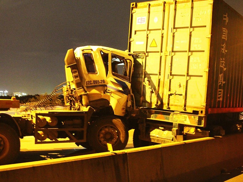 Tai nạn liên hoàn, 3 container trên cầu Phú Mỹ
