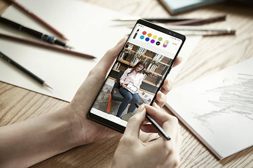 Điện thoại Galaxy Note 8 ăn điểm trước iPhone X nhừo S Pen. Ảnh: The Verge