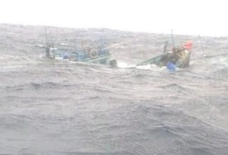 Thanh Hóa: 10 thuyền viên bị mất liên lạc trên biển