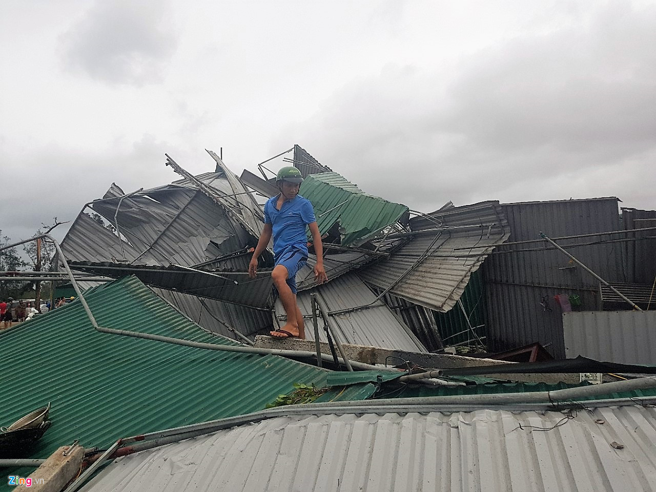 Cơn bão số 10 làm tốc nhiều ngôi nhà, thiệt hại nặng nề ở các tỉnh miền Trung