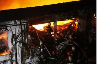 Hiện trường vụ cháy ở xưởng vải rộng hàng ngàn m2 ở KCN Tân Bình