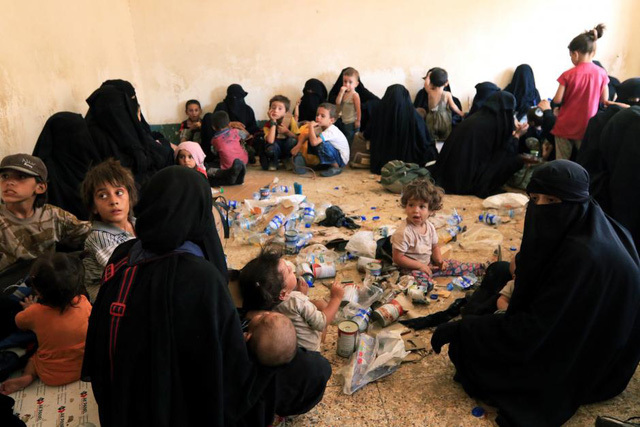 Vợ con của các tay súng IS. Ảnh: Reuters