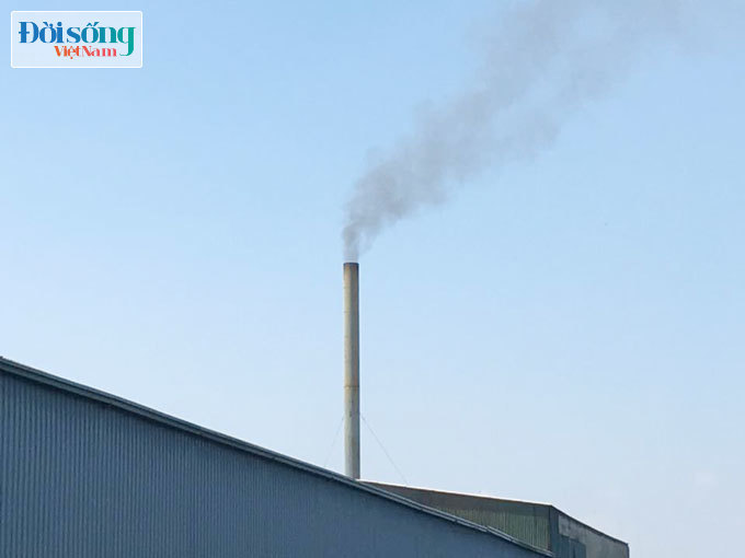Ống khói của nhà máy xử lý rác thải nhả khói vào giữa trưa ngày 18/9.