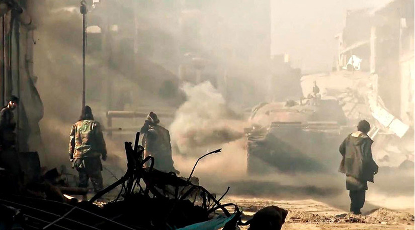 IS không thể chống cự và tháo lui hỗn loạn về phía bắc thành phố Deir Ezzor. Ảnh: AP
