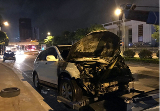 Ô tô và xe máy bốc cháy dữ dội sau vụ va chạm giao thông
