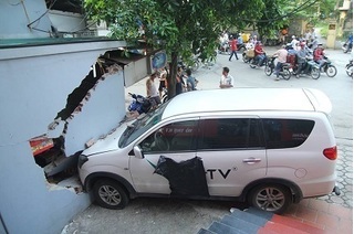 Hà Nội: Bị xe 7 chỗ húc đổ tường, chủ nhà đòi bồi thường 200 triệu đồng