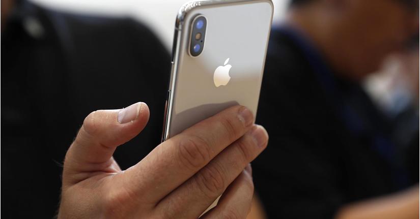 Điện thoại iPhone X sẽ khan hàng trầm trọng trong thời gian đầu mở bán. Ảnh: The Verge
