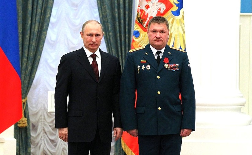 Tướng Nga Valery Asapov bên cạnh Tổng thống Nga Putin. Ảnh: RT