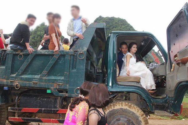đám cưới ở Hòa Bình rước dâu bằng xe tải rất thích thú