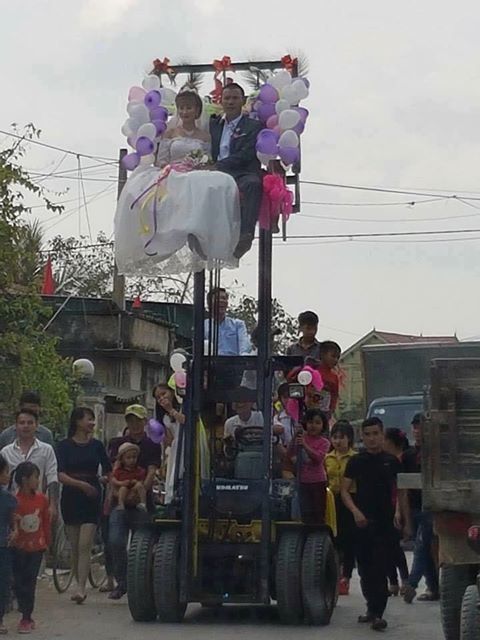 đám cưới ở Hòa Bình rước dâu bằng xe tải rất thích thú7