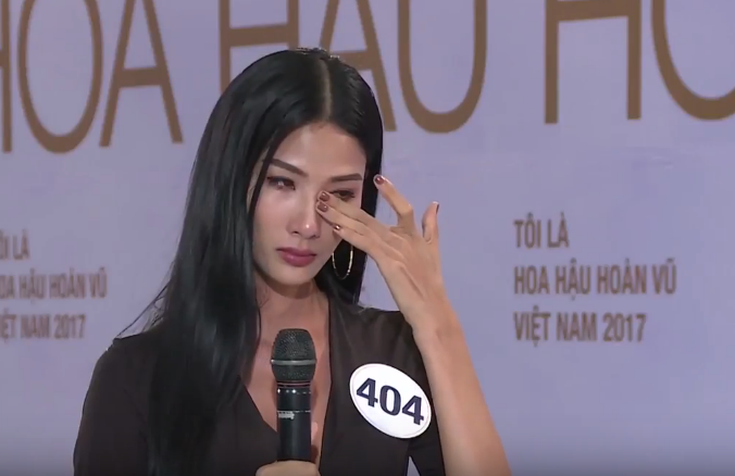Phạm Hương khiến Hoàng Thuỳ khóc tại Hoa hậu Hoàn vũ