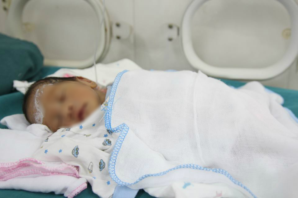 Bé gái sinh nón bị mẹ bỏ rơi tại bệnh viện đang tiến triển tốt