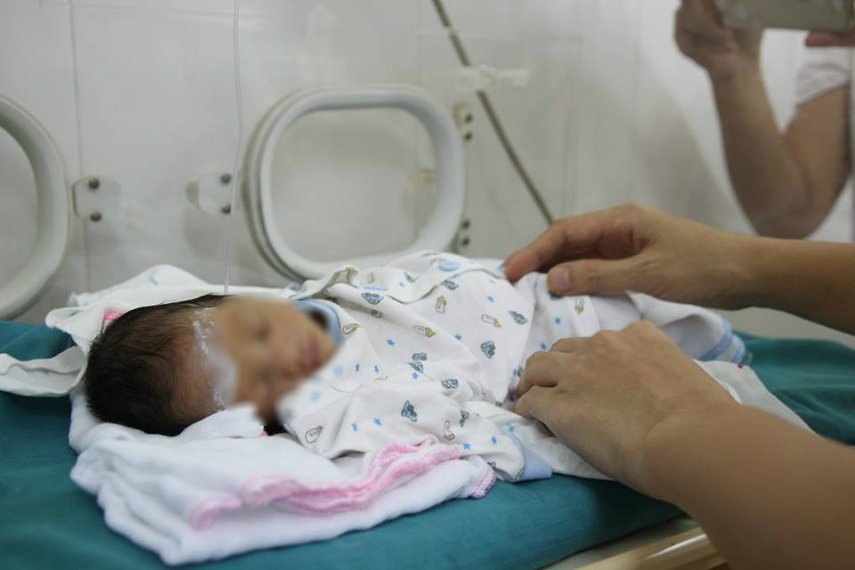 Bé gái sinh non bị mẹ bỏ rơi tại bệnh viện được các bác sĩ góp tiền vào mua bỉm sữa