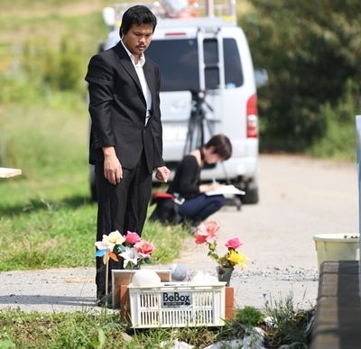 Bố bé gái Việt bị sát hại ở Nhật quay lại hiện trường 6 tháng sau ngày con mất. Ảnh: Kyodo