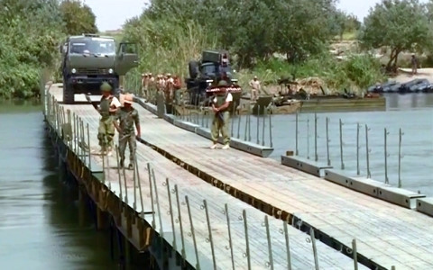 Quân đội Nga đã bắc cầu qua sông Euphrates ở Syria. Ảnh: RT