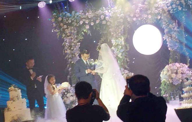 BTV Quang Minh trao nhẫn cưới trong hôn lễ