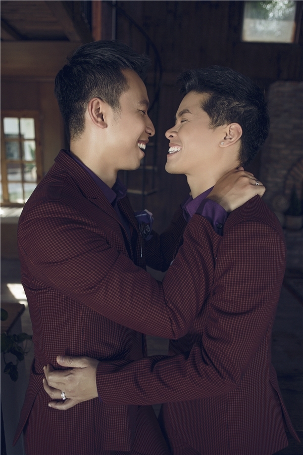 John Huy Trần và bạn trai đồng giới