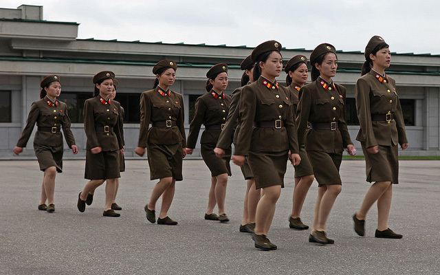 Phụ nữ Triều Tiên sẵn sàng nhập ngũ trước những lời đe dọa của Mỹ. Ảnh: Reuters
