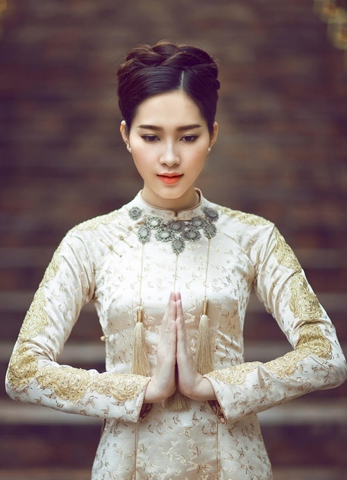 Hoa hậu Đặng Thu Thảo mặc áo dài gấm 2
