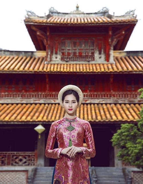 Hoa hậu Đặng Thu Thảo mặc áo dài gấm 1
