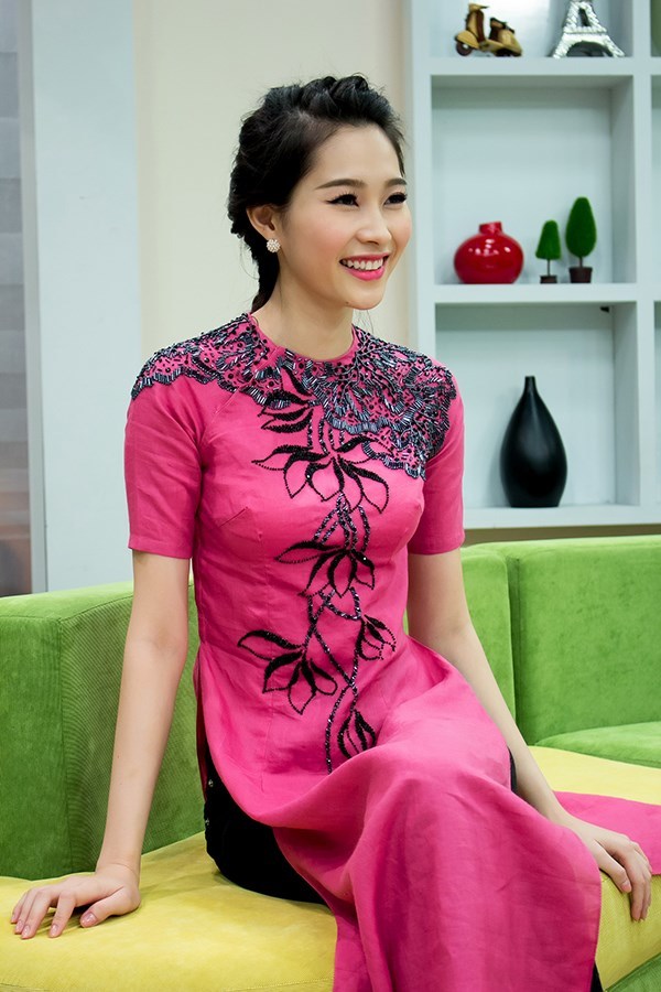 Hoa hậu Đặng Thu Thảo mặc áo dài cách tân 2