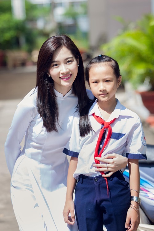 Hoa hậu Đặng Thu Thảo mặc áo dài trắng 2