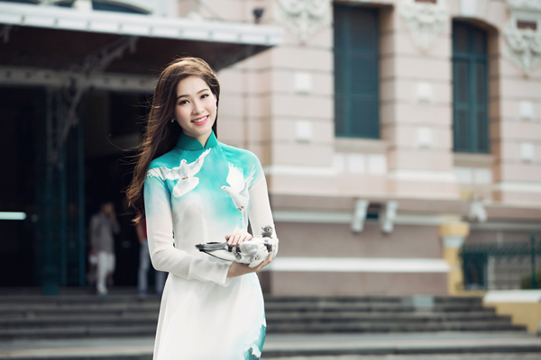 Hoa hậu Đặng Thu Thảo mặc áo dài trắng 4