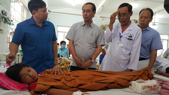 Thứ trưởng Lê Đình Thọ thăm hỏi các nạn nhân trong vụ tai nạn