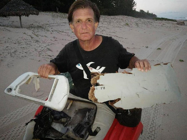 Ông Blaine Gibson là bạn của ông Zahid Raza trên hành trình tìm kiếm mảnh vỡ máy bay MH370 mất tích. Ảnh: Independent