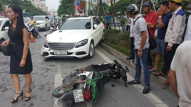 Tai nạn liên hoàn ở Xã Đàn khiến nhiều xe máy bị hư hỏng 