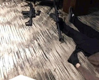 Phòng khách sạn của kẻ xả súng ở Las Vegas ngổn ngang súng đạn