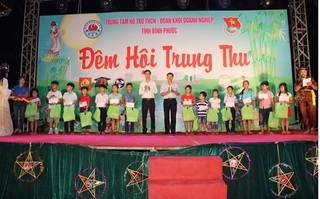Tập đoàn Tân Hiệp Phát và nhãn hàng Trà thanh nhiệt Dr. Thanh trao hàng nghìn suất quà cho trẻ em nhân dịp Tết Trung thu