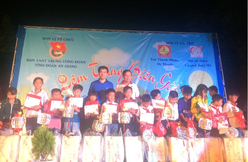 Trà Dr.Thanh trao quà trung thu cho trẻ em nghèo 
