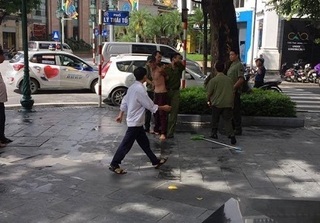 Hà Nội: Nam thanh niên cởi trần cầm dao gây náo loạn đường phố