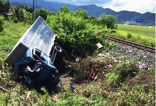 Khánh Hòa: Tàu hỏa húc văng xe tải, 3 người thương vong