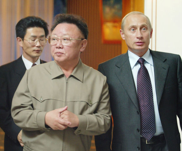 Cố lãnh đạo Triều Tiên Kim Jong-il và Tổng thống Nga Vladimir Putin, bom hạt nhân. Ảnh: TASS