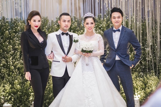 Bảo Thy cùng Quang Vinh chụp cùng vợ chồng anh trai trong ngày cưới