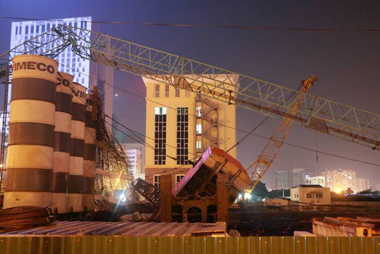 Hiện trường vụ gãy 2 cần cẩu trong đêm ở Hà Nội ở công trường đang xây dựng