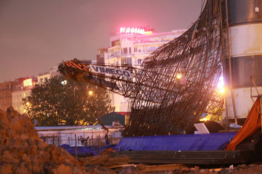 Gãy 2 cần cẩu trong đêm ở Hà Nội ở công trường đang xây dựng rất may không có thiệt hại về người