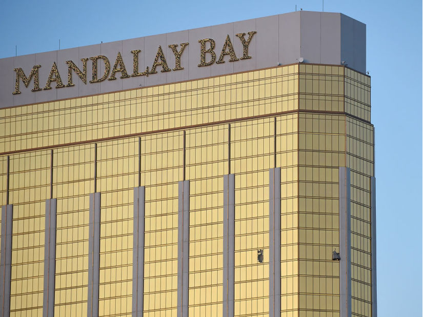 Người phụ nữ bí ẩn trong vụ xả súng ở Las Vegas có thể đã ở cùng phòng khách sạn với hung thủ. Ảnh: AP