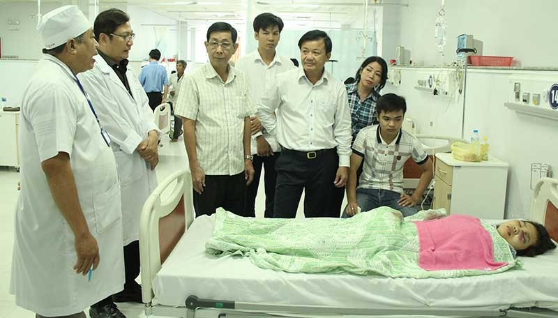 Nạn nhân vụ xe khách tông cột điện ở Cần Thơ trong bệnh viện. Ảnh: Vietnamnet