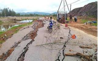 Làm rõ nguyên nhân đường chưa bàn giao đã sạt lở nghiêm trọng ở Nghệ An