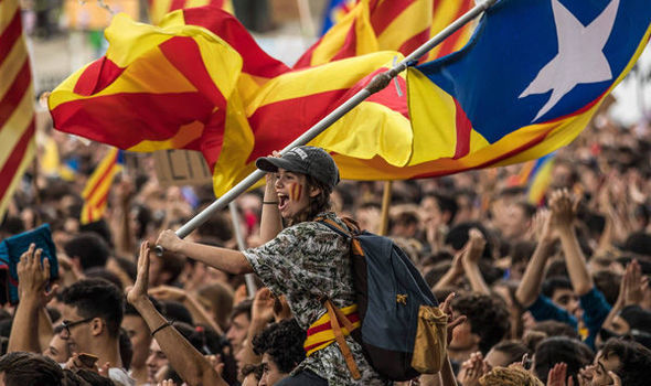 90% dân Catalonia xứ Catalan đòi ly khai. Ảnh: Daily Express