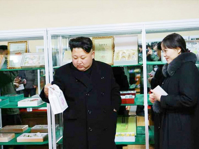 Em gái ông Kim Jong-un (phải) được tiến cử vào trung tâm quyền lực. Ảnh: Rodong Sinmun