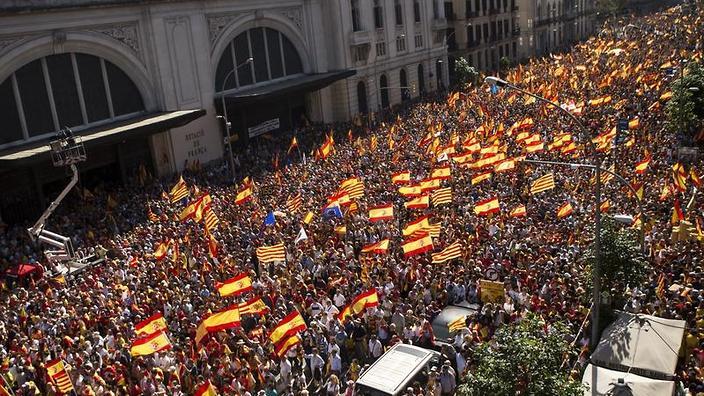 350.000 nghìn người biểu tình phản đối Catalonia xứ Catalan ly khai. Ảnh: SBS